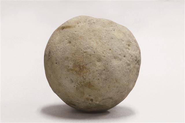 명량대첩로에서 출수된 석환은 이곳에서 벌였을 해전의 이야기를 소환한다. 문화재청 제공