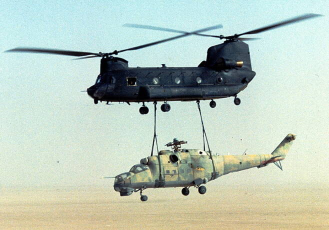1988년 미국은 특수작전을 통해 아프리카 챠드에서 리비아 공군의 Mi-24 공격헬기 1대를 입수하는데 성공한다. 사진=미 국방부