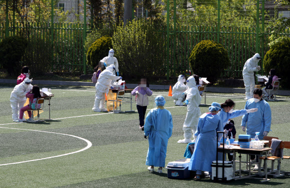 초등학교 운동장에 마련된 선별진료소 - 19일 오전 광주 광산구 한 초등학교 운동장에 신종 코로나바이러스 감염증(코로나19) 임시 선별진료소가 마련돼 재학생이 전수 검사에 참여하고 있다. 방역 당국은 국회의원 지역 사무소 관계자가 포함된 전남 담양 지인 모임 관련 확산세가 해당 초등학교에까지 미치자 재학생과 교직원을 대상으로 전수 검사에 나섰다. 2021.4.19 연합뉴스