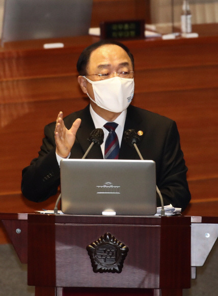 답변하는 홍남기 - 홍남기 국무총리 직무대행이 19일 국회 본회의장에서 열린 정치·외교·통일·안보 분야 대정부질문에서 여야 의원들의 질문에 답변하고 있다.김명국 선임기자 daunso@seoul.co.kr