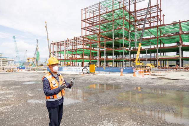 포스코케미칼은 양극재 광양공장의 3·4단계 증설을 진행하고 있다. 이상영 포스코케미칼 공장장이 증설 부지 앞에서 공사 현황을 설명하고 있다. 증설을 통해 포스코케미칼은 현재 4만 톤의 양극재 생산능력을 오는 2023년부터 10만 톤으로 높이게 된다. /사진 제공=포스코케미칼