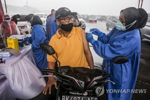 인도네시아의 드라이브 스루 백신 접종소 [EPA=연합뉴스]