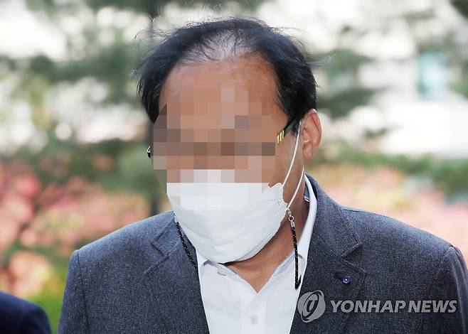 미공개 정보 투기 혐의 전 인천시의회 의원 영장심사 (인천=연합뉴스) 윤태현 기자 = 미공개 정보를 이용해 부동산 투기를 한 혐의를 받는 전 인천시의회 의원 A씨가 19일 구속 전 피의자 심문(영장실질심사)을 받기 위해 인천시 미추홀구 인천지방법원으로 들어서고 있다. 2021.4.19 tomatoyoon@yna.co.kr