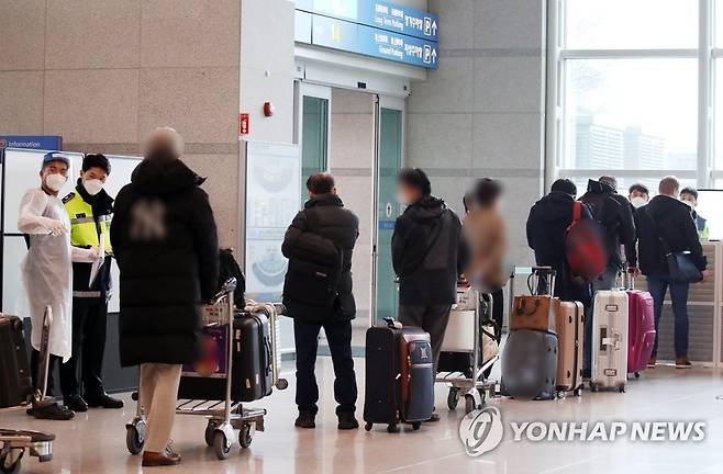 인천국제공항 내 입국자 시설격리 안내 현장 연합뉴스 자료 사진