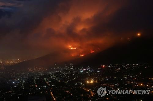 19일(현지시간) 강풍에 번지고 있는 테이블마운틴 산불 모습 [로이터=연합뉴스]