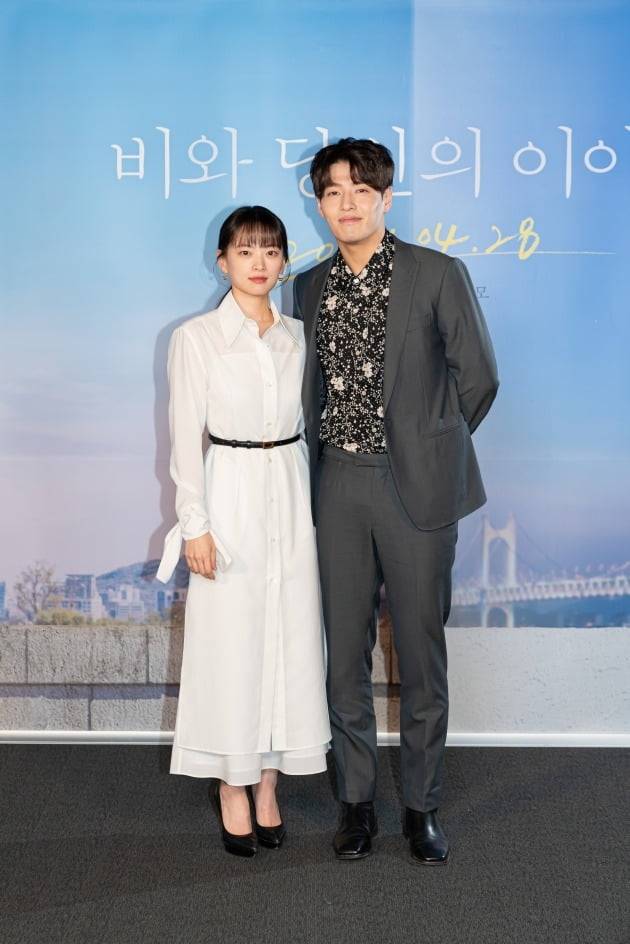 배우 천우희(왼쪽), 강하늘이 20일 진행된 영화 '비와 당신의 이야기' 언론시사회에 참석했다. / 사진제공=키다리이엔티, 소니 픽쳐스