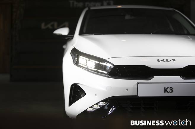 여기에 속도감을 형상화한 주간주행등과 전투기 날개를 연상시키는 범퍼 하단부로 세련되고 날렵한 인상을 구현했다. /사진=이명근 기자 qwe123@