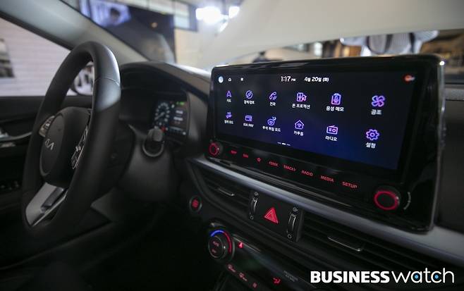 실내는 기존 8인치 대비 크기가 커진 10.25인치 대화면 유보(UVO) 내비게이션 적용 /사진=이명근 기자 qwe123@