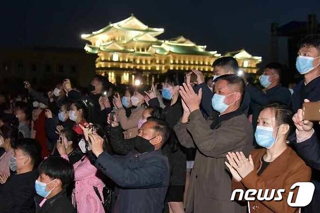 (평양 노동신문=뉴스1) = 북한 노동당 기관지 노동신문은 20일 태양절 경축 조명축전 '빛의 조화-2021'이 지난 18일부터 수도 평양에서 진행됐다고 밝혔다. 사진은 축제를 보러 나온 평양 사람들. [국내에서만 사용가능. 재배포 금지. DB 금지. For Use Only in the Republic of Korea. Redistribution Prohibited] rodongphoto@news1.kr