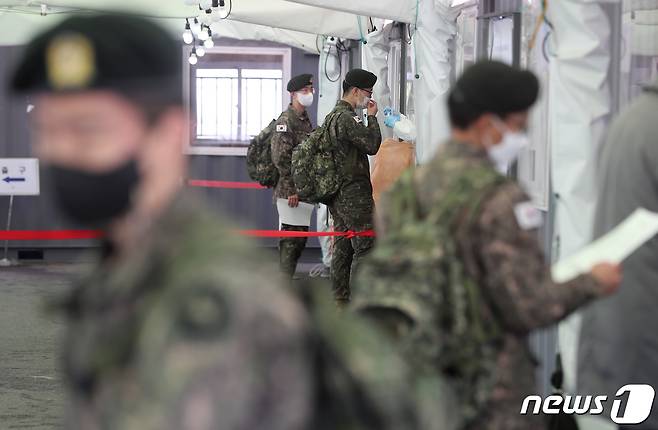 서울역 임시선별진료소에서 군 장병들이 코로나19 검사를 받고 있다. 2021.3.30/뉴스1 © News1 이성철 기자