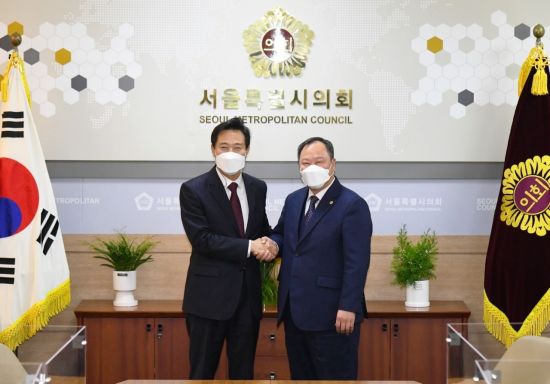 오세훈 서울시장(왼쪽)이 당선 후 첫 출근한 날 오전 김인호 서울시의회 의장을 찾아 인사를 나누고 협치를 당부했다.