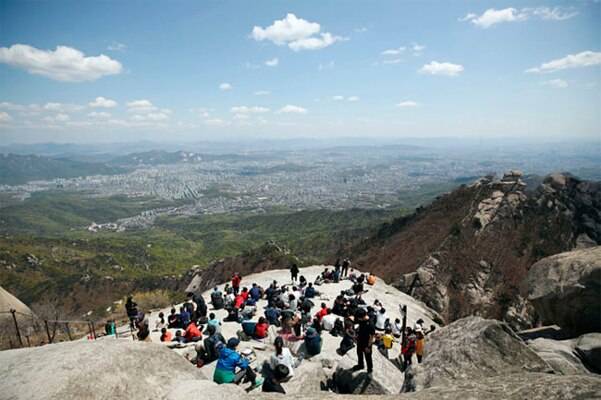 등산객으로 붐비는 서울 북한산 백운대. 실제 일부 법무관들은 근무 시간 중 등산을 다녔던 것으로 알려졌다.(사진은 기사 내용과 직접적인 연관 없음)./조선일보DB