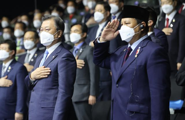 문재인 대통령이 9일 경남 사천시 한국항공우주산업(KAI) 고정익동에서 열린 한국형전투기(KF-X) 시제기 출고식에 참석, 프라보워 수비안토 인도네시아 국방부 장관과 국기에 경례하고 있다. 연합뉴스