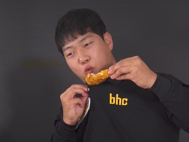 지난 15일 배달의민족 라이브방송 서비스 '배민쇼핑라이브'에 출연한 유명 BJ 홍사운드가 BHC 치킨을 뜯고 있다. 배민쇼핑라이브 캡처