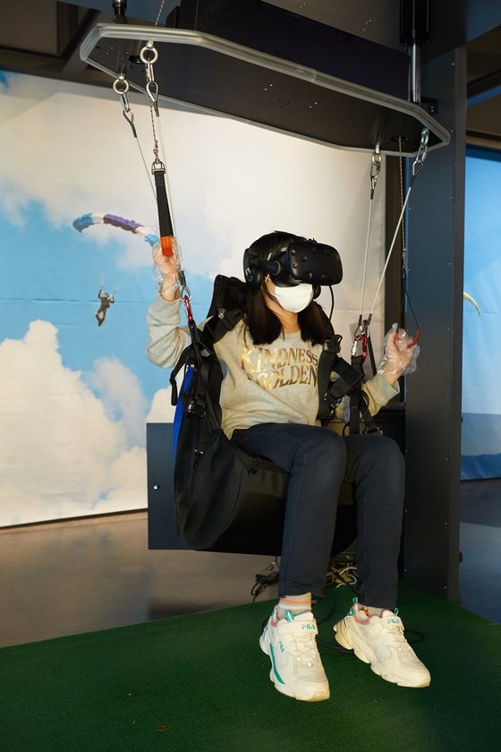 패러글라이딩을 VR과 시뮬레이터로 체험 중인 이채현 학생기자.