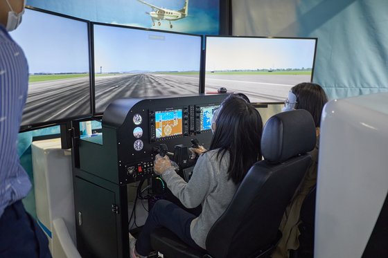 이채현 학생기자가 시뮬레이터와 VR로 경량 항공기를 조종했다.