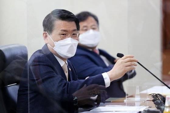 은성수 금융위원장이 지난 15일 서울 여의도 한국거래소에서 금융투자 유관기관 및 증권사 대표와 공매도 재개 점검 등을 위한 간담회를 갖고 있다. 뉴스1
