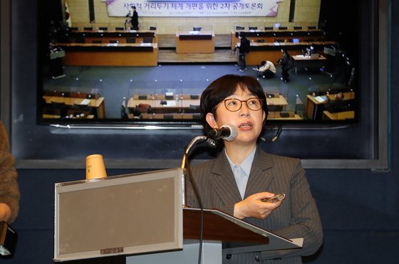 청와대 방역기획관에 임명된 기모란 국립암센터 교수가 지난 2월 9일 오후 서울 중구 대한상공회의소에서 열린 사회적 거리두기 체계 개편을 위한 2차 공개토론회에서 발언하고 있다. 뉴스1