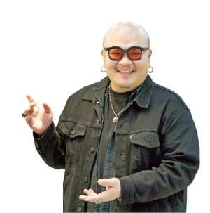 지심세연 작가가 한경갤러리 1층에 전시돼 있는 500호 대작 ‘20201125'를 설명하고 있다. 일상에서 마법 같은 깨달음이 찾아오는 순간을 표현한 작품이다.  허문찬 기자 sweat@hankyung,com