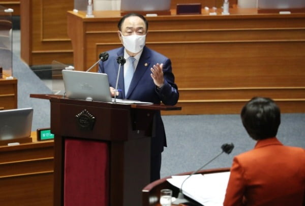 홍남기 국무총리 직무대행이 20일 오후 서울 여의도 국회 본회의장에서 열린 '제386회 국회(임시회) 제2차 본회의' 경제분야 대정부 질문에서 김은혜 국민의힘 의원의 향후 신종 코로나바이러스 감염증(코로나19) 백신 확보 여부 등에 대한 질문에 답하고 있다. /사진=뉴스1