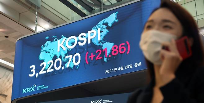 An electric board at the Korea Exchange’s Seoul office shows South Korea’s main bourse, the Kospi, set an all-time closing high of 3,220.70 points Tuesday. (KRX)
