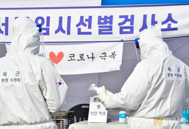 코로나19 강서구임시선별검사소에서 의료진들이 준비하고 있다.박효상 기자