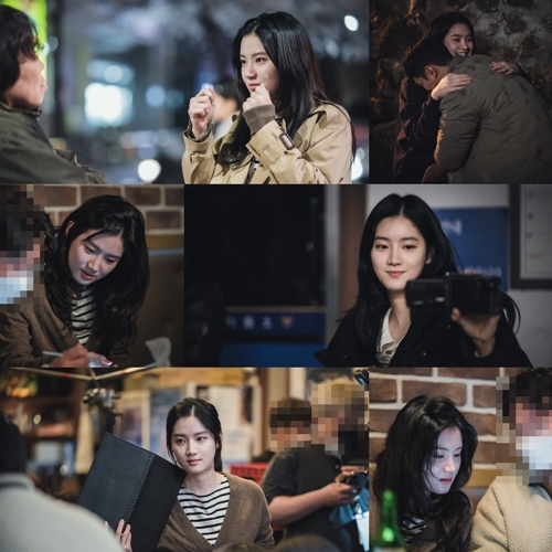 ‘마우스’ 카메라 밖 배우 박주현의 모습이 포착됐다. 사진=tvN