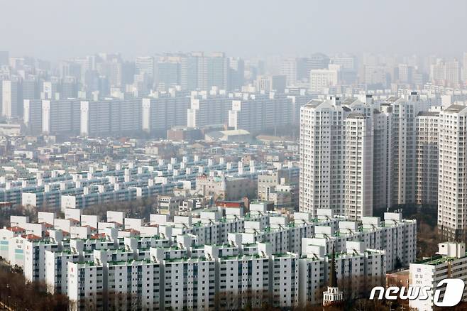 경기도 수원시내 아파트의 모습. 2020.2.20/뉴스1