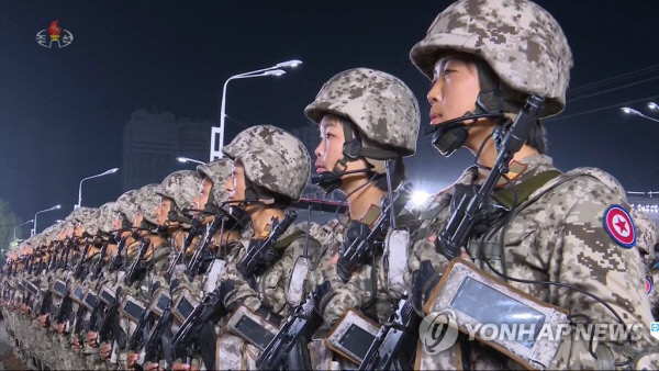 북한이 2020년 10월 10일 노동당 창건 75주년을 맞아 열병식을 진행했다고 조선중앙TV가 10일 보도했다. 군복을 입고 사열한 여군들이 마이크를 차고 총을 멘 채로 정면을 바라보고 있다. 조선중앙TV 화면