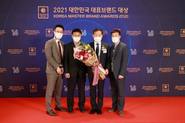 [진안=뉴시스] 한훈 기자 = 전북 진안군은 20일 서울 신라호텔에서 열린 '2021년 대한민국 대표브랜드' 시상식에서 진안 홍삼제품 공동브랜드인 진안홍삼이 인삼제품 공동브랜드 부문 대상을 받았다고 밝혔다.(사진=진안군 제공).2021.04.20.  photo@newsis.com *재판매 및 DB 금지