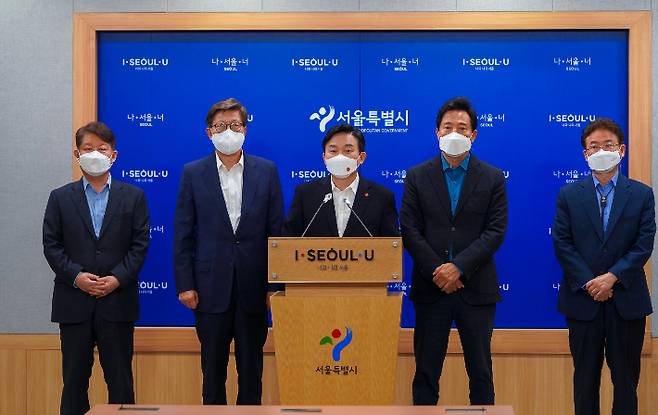 원희룡 제주지사(가운데) 등 국민의힘 소속 5개 지방자치단체장이 18일 서울시청에서 주택공시가격 권한 이양을 촉구했다. 제주도 제공