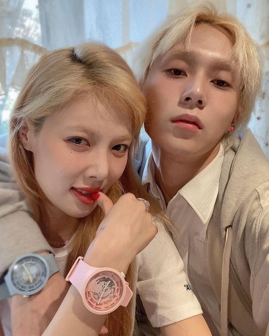 Singer Hyuna and DAWN still looked al-Kondalkong with couple clocks on.Hyuna posted a photo on her Instagram on Tuesday with a red, blue heart emoji.Hyuna and DAWN revealed that there was still no abnormality in the love front with a couple photo; Hyuna and DAWN, who seemed blonde to the hair color, wore couple clocks.DAWNs dreamy look and Hyunas intense look added to the perfect match for each other.To Hyona and DAWN who showed Lup Stargram through SNS proudly, fans responded such as I envy and I am pretty.Meanwhile, Hyuna and DAWN have been in love for six years.