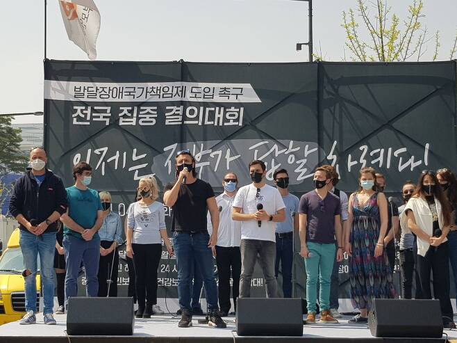 레미제라블 오리지널팀이 20일 오후 1시 보건복지부 앞에서 노래를 부르고 있다.전국장애인부모연대 제공