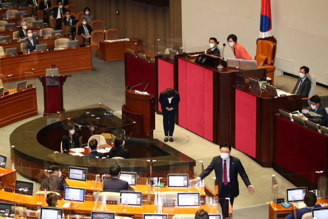 국민의힘 의원들이 20일 국회 경제분야 대정부질문에서 김상희 국회 부의장에게 전날 발언에 대해 사과를 요구하자 대정부질문을 위해 발언대에 오른 더불어민주당 양향자 의원이 사과하며 허리숙이고 있다. / 연합뉴스