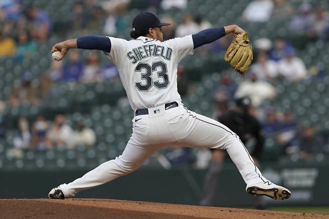 시애틀 마리너스의 선발 투수 저스투스 쉐필드가 지난 19일(현지시간) LA 다저스와의 경기에서 날개짓을 하듯 피칭을 하고 있다. AP|연합뉴스