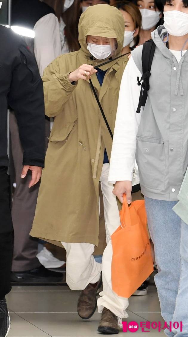 Twice Chaeyoung Iron Defense Airport Fashion