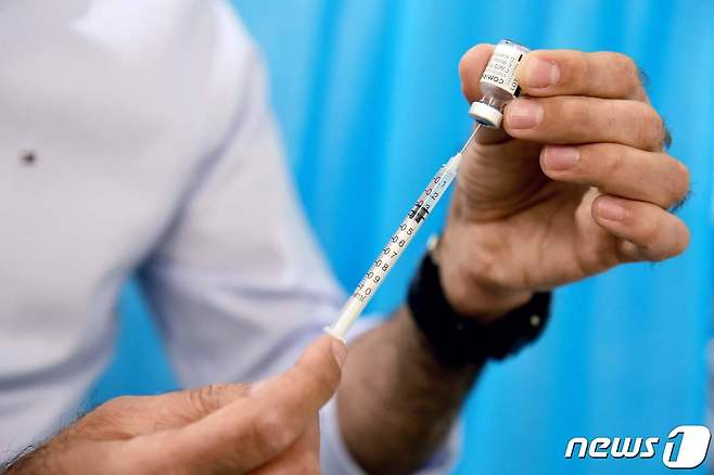 2021년 4월 19일 프랑스에서 백신 접종이 이뤄지는 모습. © AFP=뉴스1 자료 사진