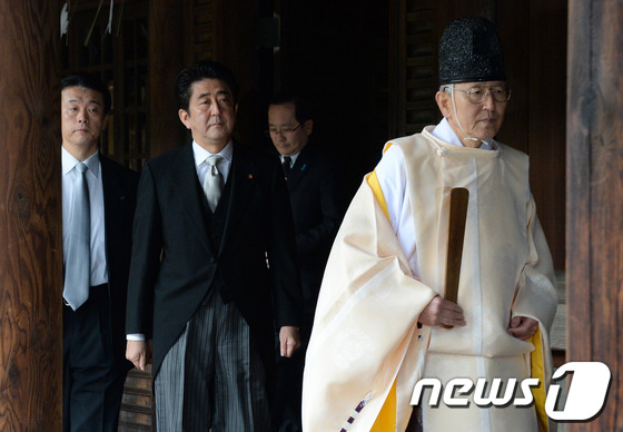아베 신조 전 일본 총리는 2013년 12월 '일본 군국주의의 상징' 야스쿠니 신사를 참배했다. © AFP=뉴스1