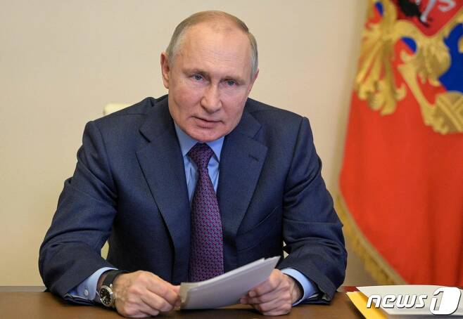 블라디미르 푸틴 러시아 대통령이 15일(현지시간) 모스크바 외곽의 오가르요보 집무실에서 화상 국가 최고회의에 참석을 하고 있다. © AFP=뉴스1 © News1 우동명 기자