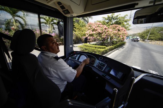 지난 2019년 9월11일(현지시간) 콜롬비아 염보에서 중국산 전기버스가 시내를 달리고 있다. 조 바이든 미국 대통령은 20일 미 사우스캐롤라이나의 전기버스업체를 '가상'으로 시찰한후 미국이 전기차 생산에서 중국을 추월해야 한다고 강조했다.신화뉴시스