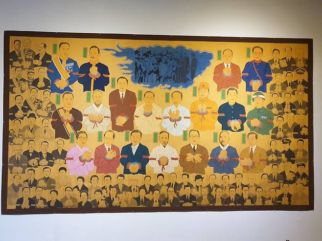 제13회 광주비엔날레 3관에 전시된 이상호 작가의 ‘일제를 빛낸 사람들’ 작품.김용희 기자 kimyh@hani.co.kr