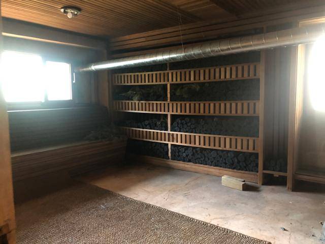 3월 31일 강원도 원주 부론면 소재의 건설브로커 윤중천씨가 소유했던 별장 내부 모습. 사우나에 당시 사용했던 장작들이 남아 있다. 원주=이승엽 기자