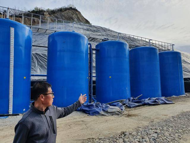 1일 전북 완주 주민 강모(49)씨가 비봉면 폐석산에 묻힌 폐기물들과 이를 수습하기 위한 처리 시설들에 대해 설명하고 있다. 이정원 기자