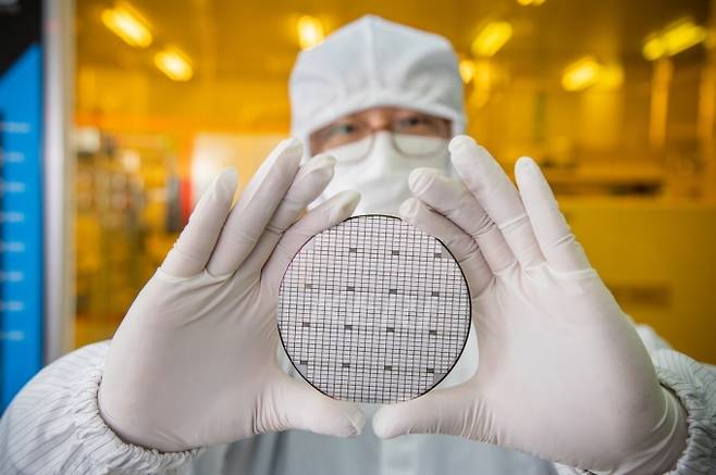 SiC 전력반도체를 제조하는 웨이퍼.[전기연 제공]