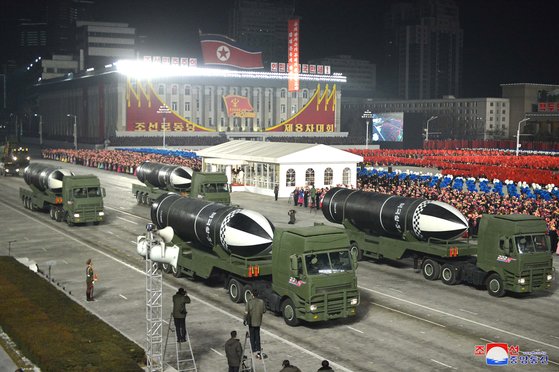 북한이 지난 1월 14일 평양 김일성 광장에서 진행한 제8차 당대회 기념 열병식에서 북한의 잠수함발사탄도미사일(SLBM)인 북극성-5형 ㅅ를 공개했다. [연합뉴스]