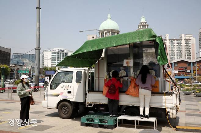 트럭 위에 마련된 임시선별검사소 서울 구로역 광장에 마련된 코로나19 임시선별검사소에서 21일 시민들이 진단검사를 받고 있다. 박민규 선임기자 parkyu@kyunghyang.com