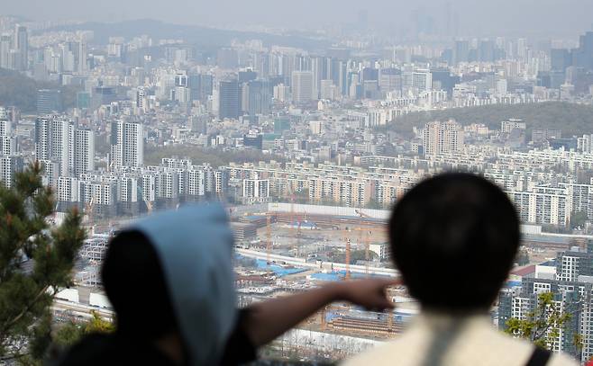 Apartments in Gangnam are seen from Daemosan in Irwon-dong, Seoul, on April 11. (Yonhap)