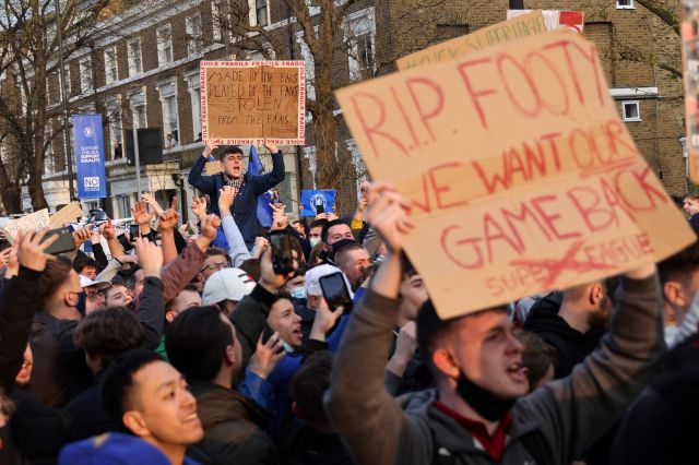 20일(현지시간) 영국에서 ESL 출범에 반대하는 팬들이 첼시의 홈인 스탬포드 브릿지 앞에서 집회를 벌이고 있다. AFP연합