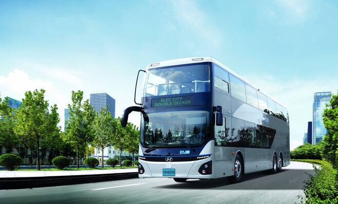 현대자동차가 개발한 국내 최초의 이층 전기버스가 인천-서울 광역 노선을 달린다./사진=현대차