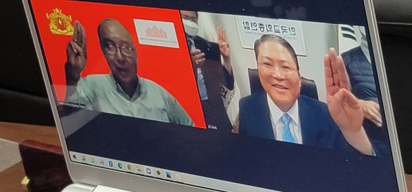 소강석(오른쪽) 한국교회총연합 공동대표회장이 21일 미얀마 국민통합정부(NUG) 만윈카이딴 총리와 영상으로 통화하는 모습. 한교총 제공.